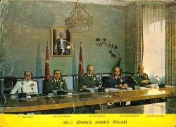 12 Eylül 1980 Milli Güvenlik Konseyi Üyeleri Orta Boy Kartpostal KRT12099 - Gökçekoleksiyon