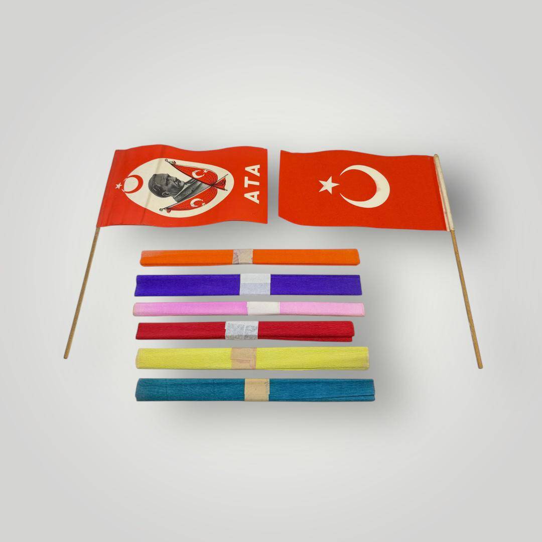 1980's Okul Süsü Abajur Ve Ahşap Saplı Bayrak Lotu AOB5059 - 1