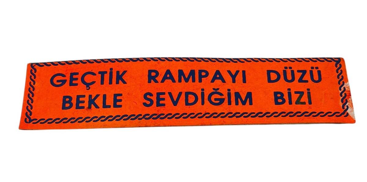 1990's Araba Arkası Geçtik Rampayı Düzü Bekle Sevdiğim Bizi Yazı Sticker AKS1825 - 1