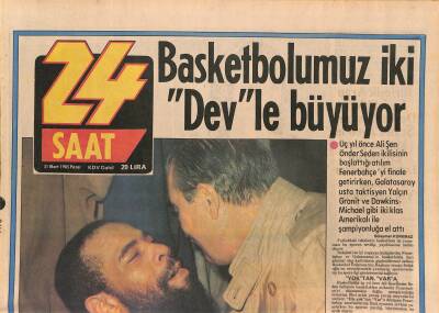 24 Saat Gazetesi 31 Mart 1985 - Başkan Uras , Sahanın Yıldızı Michaeli Alnından Öptü GZ127882 - 1