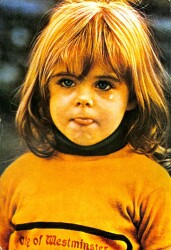 AĞLAYAN ÇOCUK ORTA BOY KARTPOSTAL (25X35CM) KRT17615 - Gökçekoleksiyon