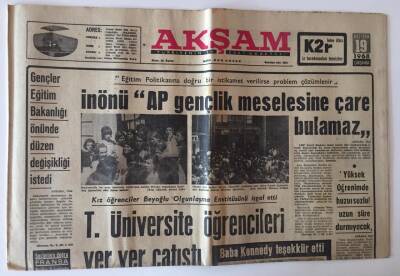 Akşam Gazetesi 19 Haziran 1968 - Gençler Eğitim Bakanlığı Önünde Düzen Değişikliği İstedi GZ11909 - 2