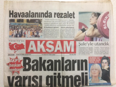 Akşam Gazetesi 20 Ağustos 2004 - Nina Ve İlhan Mansızın Yolları Ayrıldı GZ27830 - 1