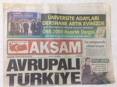 Akşam Gazetesi 3 Aralık 1999 - Ebru Gündeş Bu Fotoğrafın Çekilmesinden Sadece Bir Dakika Sonra Yere Yığıldı - GZ17500 - 1