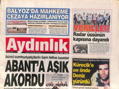 Aydınlık Gazetesi 11 Mart 2012 - Deniz Gezmişin Ağabeyi Bora Gezmiş Kürecike En Önde Deniz Yürüdü GZ96038 - 1