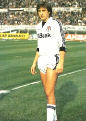 Beşiktaşlı Futbolcu Ali Kartpostal (Orta Boy) KRT22066 - Gökçekoleksiyon