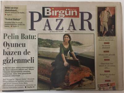 Birgün Gazetesi Pazar Eki - 25 Nisan 2004 - Pelin Batu Oyuncu Bazen de Gizlenmeli GZ25401 - 1