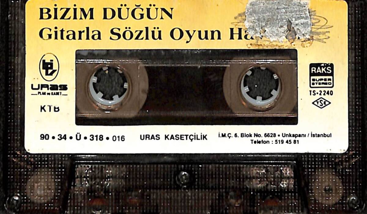 Bizim Düğün - Gitarlar Sözlü Oyun Havaları Kaset (Kağıt Baskı-İkinci El) KST26254 - 1