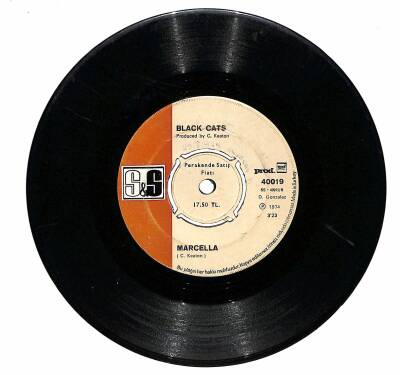 Black Cats - A Chili Pum Marcella PLAK 107 - 2