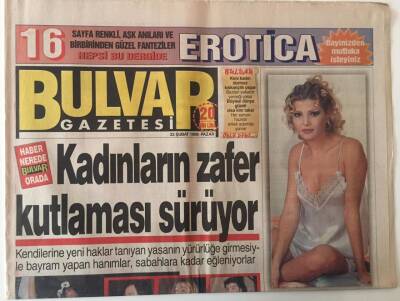 Bulvar Gazetesi 22 Şubat 1998 - İbrahim Tatlıses Uzun Süredir Birlikte Yaşadığı Derya Tunaya Olan Aşkını Öpücüklerle Dile Getiriyor GZ26748 - 1