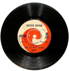 Nesrin Sipahi - Sen Aşk Nedir Bilmez misin / Gözlerim Yolda Kaldı PLAK (10/7) PLK26106 - Gökçekoleksiyon