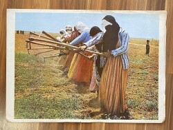 ÇAPA YAPAN TÜRK KADINLARI ULTRA DEV BOY KARTPOSTAL (70X50 cm) KRT17496 - Gökçekoleksiyon