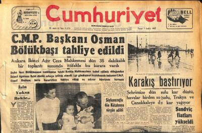 Cumhuriyet Gazetesi 1 Aralık 1957 - Kıbrıs Adasındaki Bütün Türk Tebaalılar Çıkarılıyor - Söylemezoğlu Dün Kütahyaya Sürgün Geldi GZ119736 - 1