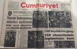 Cumhuriyet Gazetesi 11 Ocak 1965-150 Kişilik Bir Grup TİP İdarecilerinin Toplantısını Bastı GZ6041 - 1
