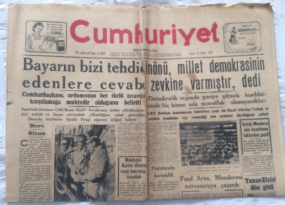 Cumhuriyet Gazetesi 13 Ekim 1957 - İnönü Millet Demokrasinin Zevkine Varmıştır, Dedi - GZ19381 - 1
