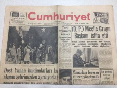 Cumhuriyet Gazetesi 15 Haziran 1952 - DP Meclis Grubu Başkanı İstifa Etti GZ52784 - 1