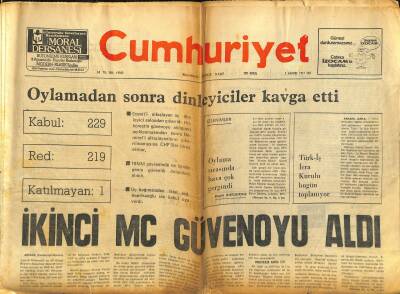 Cumhuriyet Gazetesi 2 Ağustos 1977 - İkinci MC Güvenoyu Aldı - Oylamadan Sonra Dinleyiciler Kavga Etti GZ121852 - 1