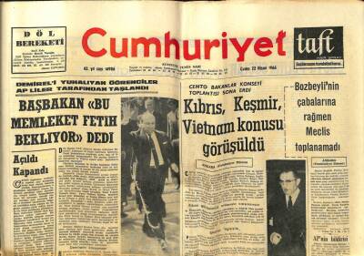 Cumhuriyet Gazetesi 22 Nisan 1966 - Süleyman Demireli Yuhalayan Öğrenciler APliler Tarafından Taşlandı GZ59234 - 1