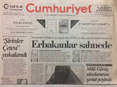 Cumhuriyet Gazetesi 25 Mayıs 1999 - Erbakanlar Sahnede GZ48520 - 1