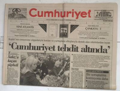 Cumhuriyet Gazetesi 26 Ekim 1999 - Kışlalının Cenazesine Cüppeleriyle Katılan Ve Yurttaşların Alkışlarıyla Destek Alan Rektörlerden İsyan GZ8404 - 1