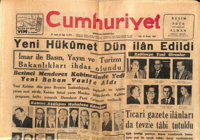 Cumhuriyet Gazetesi 26 Kasım 1957 - Gaziantepte Adliye Binası Dün Yandı GZ85296 - 1
