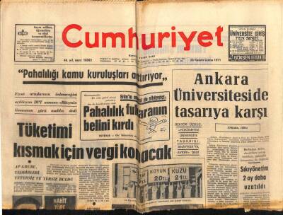 Cumhuriyet Gazetesi 26 Kasım 1971 - Ankara Üniversiteside Tasarıya Karşı - Çayan Davasında Dinleyici Polis , Salondan Çıkarıldı GZ85518 - 1