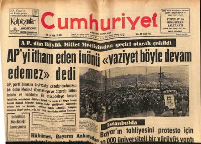 Cumhuriyet Gazetesi 26 Mart 1963 - Bayarın Kaldığı Eve 50den Fazla APli Yerleştirildi GZ70059 - 2