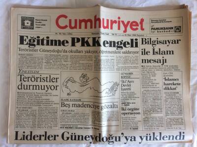 Cumhuriyet Gazetesi 26 Mart 1990 - New Yorkta Gece Kulübünde Facia 87 Ölü GZ73009 - 1