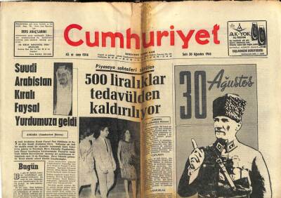 Cumhuriyet Gazetesi 30 Ağustos 1966 - Piyasaya Sahteleri Sürülen 500 Liralıklar Tedavülden Kaldırılıyor GZ85435 - 1
