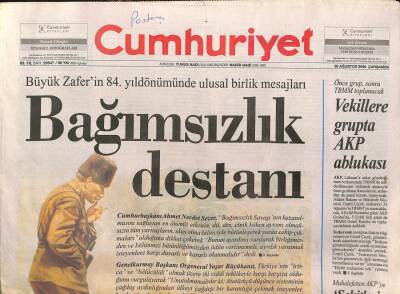 Cumhuriyet Gazetesi 30 Ağustos 2006 - Turgut Özakman Osmanlıya Özlem Çeken Var - Tür Askeri Batağa Sürükleniyor GZ96133 - 1