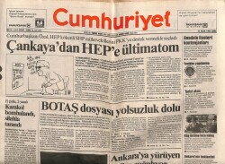Cumhuriyet Gazetesi 31 Ocak 1992 - Deep Purpleın Solisti Gillan Basın Toplantısının Ardından Konser Verdi GZ72232 - 2