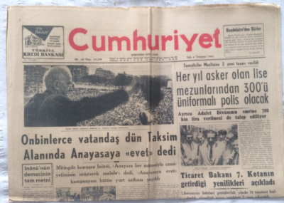 Cumhuriyet Gazetesi 4 Temmuz 1961 - Onbinlerce Vatandaş Dün Taksimde Yeni Anayasaya Evet Dedi - GZ19396 - 1