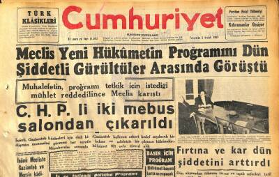 Cumhuriyet Gazetesi 5 Aralık 1957 - Meclis Yeni Hükümetin Programını Dün Şiddetli Gürültüler Arasında Görüştü GZ119740 - 1