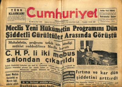 Cumhuriyet Gazetesi 5 Aralık 1957 - Meclis Yeni Hükümetin Programını Dün Şiddetli Gürültüler Arasında Görüştü GZ121933 - 1