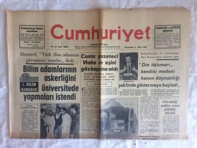 Cumhuriyet Gazetesi 5 Ekim 1967 - Cunta Gazeteci Vlahu Ve Eşini Göz Hapsine Aldı GZ73365 - 1