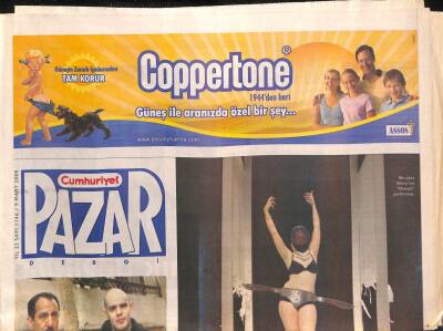 Cumhuriyet Gazetesi Pazar Eki 9 Mart 2008 - Luis Bunuel Ve Catherine Deneuve Gündüz Güzeli Filminin Setinde... GZ96586 - 1