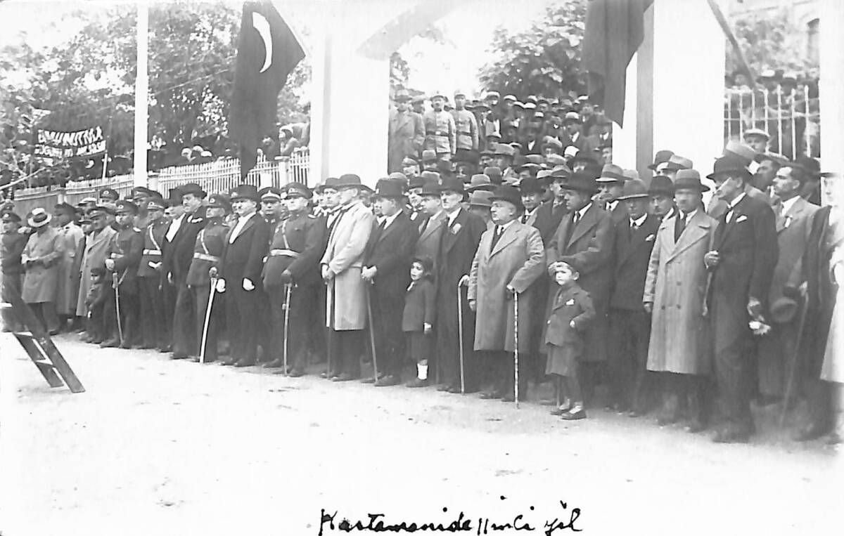 Cumhuriyet Tarihi - Kastamonu'da Cumhuriyet Bayramı Kutlamaları, Resmi Tören Geçidi, 29 Ekim 1934 Tarihli Notlu Fotokart 