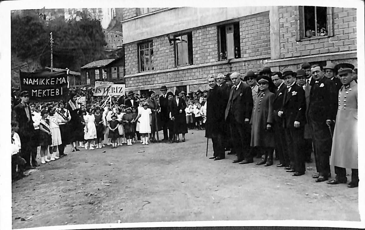 Zonguldak Namık Kemal Mektebi Önünde Düzenlenen 23 Nisan Törenine Ait Orijinal Fotokart, 1933 FT12 - 1