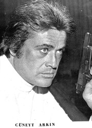 Cüneyt Arkın Siyah Beyaz Kartpostal (Orta Boy) KRT22068 - Gökçekoleksiyon