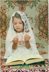 Dua Okuyan Kız Temalı Kartpostal Büyükboy KRT5681 - Gökçekoleksiyon