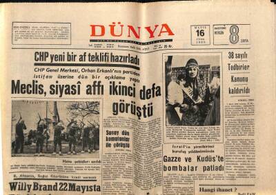 Dünya Gazetesi 16 Mayıs 1969 - Zeki Müren , Avni Anıl İle Bir Çalışma Esnasında GZ80565 - 1