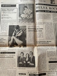 Dünya Gazetesi 6 Nisan 1972 - Hülya Koçyiğit İtalya'da Sözlşeme İmzalıyor - Fatma Girik, Ekrem Bora Ve Sadri Alışık Kol Kola GZ147920 - 2