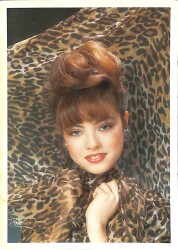 Ebru Gündeş Kartpostal KRT17374 - Gökçekoleksiyon