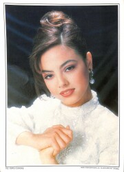 Ebru Gündeş Kartpostal KRT19406 - Gökçekoleksiyon