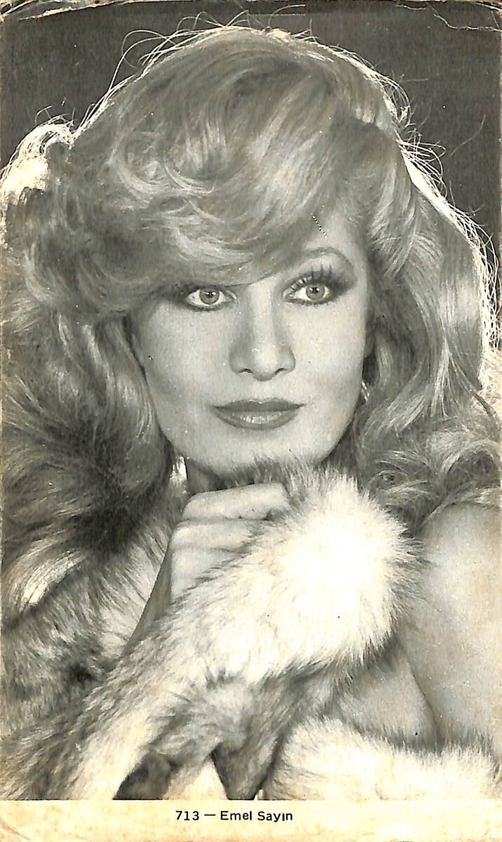 Emel Sayın Siyah Beyaz Kartpostal KRT976 - 1
