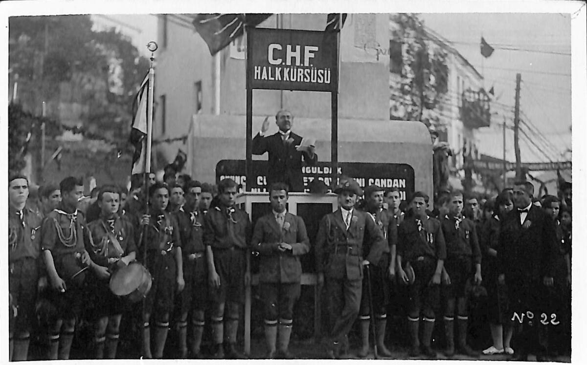 Erken Cumhuriyet Dönemi – Giresun C.H.F. Halk Kürsüsünde Vali Bey Nutuk Okurken Gösteren Orijinal Fotokart, 29 Ekim 1933 FT3 - 1