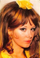 Filiz Akın Kartpostal (Orta Boy) KRT22081 - Gökçekoleksiyon