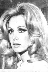 Filiz Akın Orta Boy Kartpostal KRT18658 - Gökçekoleksiyon