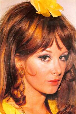 Filiz Akın Orta Boy Kartpostal KRT18912 - 1