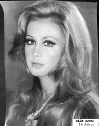 Filiz Akın Siyah-Beyaz Büyük Boy Kartpostal KRT6697 - Gökçekoleksiyon